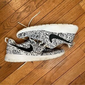 Nike Tennis Shoes - Size 9